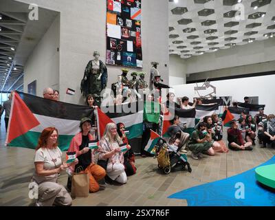 Canberra, Australien. Februar 2025. National Gallery of Austeralia (NGA). In der National Gallery of Australia (NGA) protestieren Sie gegen die Zensur von palästinensischen Flaggen auf einem indigenen Kunstwerk. Link zum Guardian-artikel: https://www.theguardian.com/australia-news/2025/feb/21/national-gallery-of-australia-says-it-covered-palestinian-flags-on-tapestry-after-security-assessment-ntwnfb Credit: Leo Bild/Alamy Live News Stockfoto