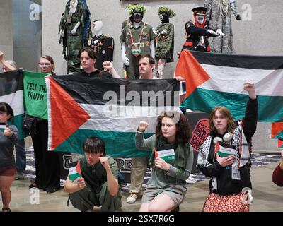 Canberra, Australien. Februar 2025. National Gallery of Austeralia (NGA). In der National Gallery of Australia (NGA) protestieren Sie gegen die Zensur von palästinensischen Flaggen auf einem indigenen Kunstwerk. Link zum Guardian-artikel: https://www.theguardian.com/australia-news/2025/feb/21/national-gallery-of-australia-says-it-covered-palestinian-flags-on-tapestry-after-security-assessment-ntwnfb Credit: Leo Bild/Alamy Live News Stockfoto