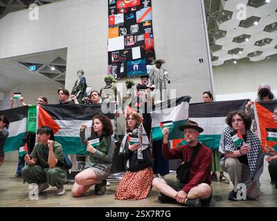 Canberra, Australien. Februar 2025. National Gallery of Austeralia (NGA). In der National Gallery of Australia (NGA) protestieren Sie gegen die Zensur von palästinensischen Flaggen auf einem indigenen Kunstwerk. Link zum Guardian-artikel: https://www.theguardian.com/australia-news/2025/feb/21/national-gallery-of-australia-says-it-covered-palestinian-flags-on-tapestry-after-security-assessment-ntwnfb Credit: Leo Bild/Alamy Live News Stockfoto