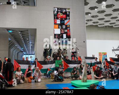 Canberra, Australien. Februar 2025. National Gallery of Austeralia (NGA). In der National Gallery of Australia (NGA) protestieren Sie gegen die Zensur von palästinensischen Flaggen auf einem indigenen Kunstwerk. Link zum Guardian-artikel: https://www.theguardian.com/australia-news/2025/feb/21/national-gallery-of-australia-says-it-covered-palestinian-flags-on-tapestry-after-security-assessment-ntwnfb Credit: Leo Bild/Alamy Live News Stockfoto
