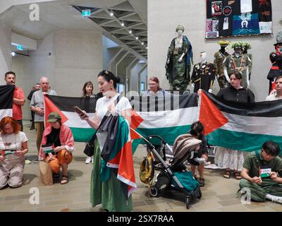 Canberra, Australien. Februar 2025. National Gallery of Austeralia (NGA). In der National Gallery of Australia (NGA) protestieren Sie gegen die Zensur von palästinensischen Flaggen auf einem indigenen Kunstwerk. Link zum Guardian-artikel: https://www.theguardian.com/australia-news/2025/feb/21/national-gallery-of-australia-says-it-covered-palestinian-flags-on-tapestry-after-security-assessment-ntwnfb Credit: Leo Bild/Alamy Live News Stockfoto