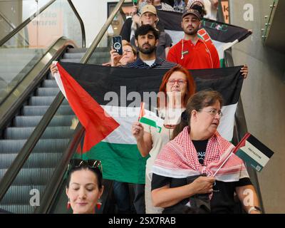Canberra, Australien. Februar 2025. National Gallery of Austeralia (NGA). In der National Gallery of Australia (NGA) protestieren Sie gegen die Zensur von palästinensischen Flaggen auf einem indigenen Kunstwerk. Link zum Guardian-artikel: https://www.theguardian.com/australia-news/2025/feb/21/national-gallery-of-australia-says-it-covered-palestinian-flags-on-tapestry-after-security-assessment-ntwnfb Credit: Leo Bild/Alamy Live News Stockfoto