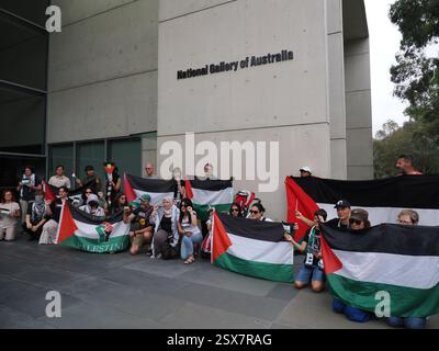 Canberra, Australien. Februar 2025. National Gallery of Austeralia (NGA). In der National Gallery of Australia (NGA) protestieren Sie gegen die Zensur von palästinensischen Flaggen auf einem indigenen Kunstwerk. Link zum Guardian-artikel: https://www.theguardian.com/australia-news/2025/feb/21/national-gallery-of-australia-says-it-covered-palestinian-flags-on-tapestry-after-security-assessment-ntwnfb Credit: Leo Bild/Alamy Live News Stockfoto