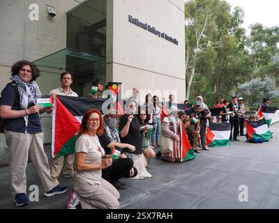 Canberra, Australien. Februar 2025. National Gallery of Austeralia (NGA). In der National Gallery of Australia (NGA) protestieren Sie gegen die Zensur von palästinensischen Flaggen auf einem indigenen Kunstwerk. Link zum Guardian-artikel: https://www.theguardian.com/australia-news/2025/feb/21/national-gallery-of-australia-says-it-covered-palestinian-flags-on-tapestry-after-security-assessment-ntwnfb Credit: Leo Bild/Alamy Live News Stockfoto