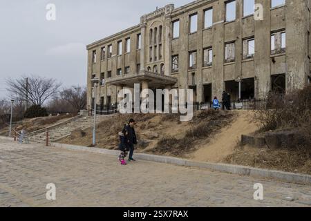Cheorwon, Südkorea, 2. Februar 2019, Touristen, die am Gebäude der nordkoreanischen Arbeiterpartei in einem Gebiet Südkoreas herumlaufen, das einst kontrolliert wurde Stockfoto
