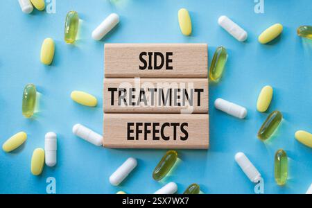Symbol für Nebenwirkungen der Behandlung. Concept Words-Nebenwirkungen an Holzblöcken. Schöner blauer Hintergrund mit Pillen. Gesundheitswesen und Side Treatm Stockfoto