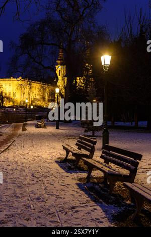 Schneebedeckte Bänke im Park am Feneketlen-See im Winter Stockfoto