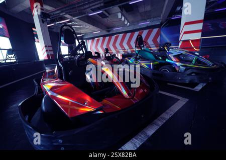 Neue Elektro-Gokarts auf der modernen Indoor-Rennstrecke Stockfoto