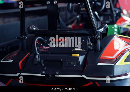 Neue Elektro-Gokarts auf der modernen Indoor-Rennstrecke Stockfoto