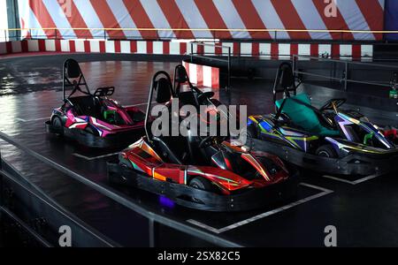 Neue Elektro-Gokarts auf der modernen Indoor-Rennstrecke Stockfoto