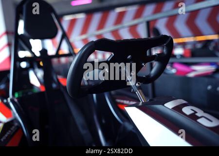 Neue Elektro-Gokarts auf der modernen Indoor-Rennstrecke Stockfoto