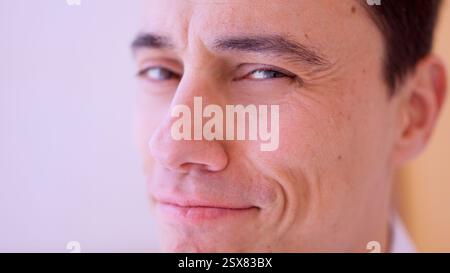 Nahaufnahme Porträt eines selbstbewussten Geschäftsmannes, der subtil lächelt Stockfoto
