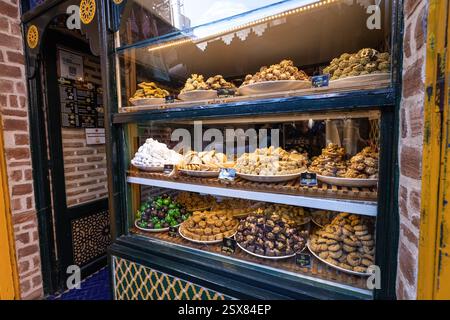 Traditionelle marokkanische Süßigkeiten und Konditoreifenster im alten Markt Marrakesch Marokko Stockfoto