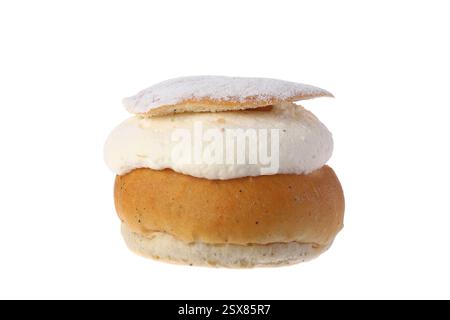 Traditionelle schwedische Semla, ein mit Kardamom aromatisierter Weizenbrötchen gefüllt mit Mandelpaste und Schlagsahne, isoliert auf einem sauberen weißen Hintergrund. Eine beliebte S Stockfoto