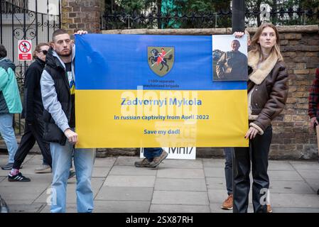 London, Großbritannien. Februar 2025. Die Demonstranten halten ein Foto und eine Flagge vor der russischen Botschaft in London über einen Soldaten, der seit April 2022 während der Kundgebung in russischer Gefangenschaft ist. Hunderte Ukrainer und Unterstützer versammelten sich an der Statue des Heiligen Wolodymyr. Nur zwei Tage vor dem dritten Jahrestag der russischen Invasion auf die Ukraine. Die Demonstranten marschierten vom Denkmal des heiligen Wolodymyr dem Großen zur russischen Botschaft. Quelle: SOPA Images Limited/Alamy Live News Stockfoto