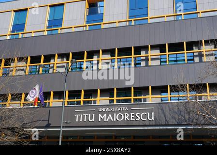Bukarest, Rumänien – 22. Januar 2025: Fassade der Titu Maiorescu Privatuniversität in Bukarest Stockfoto