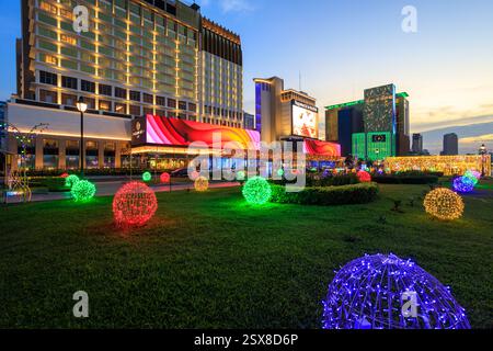 Phnom Penh, Kambodscha - 21. Februar 2025: Außenansicht von NagaWorld, dem einzigen integrierten Resort und Casino in Phnom Penh, Kambodscha, und als The angepriesen Stockfoto