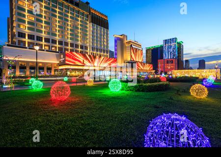 Phnom Penh, Kambodscha - 21. Februar 2025: Außenansicht von NagaWorld, dem einzigen integrierten Resort und Casino in Phnom Penh, Kambodscha, und als The angepriesen Stockfoto