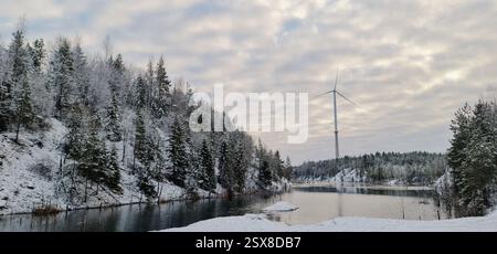 Winterlandschaft mit Windgenerator Stockfoto