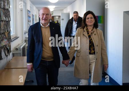 Berlin, Deutschland. Februar 2025. Kai Wegner (CDU), Regierende Bürgermeisterin von Berlin, und Katharina Günther-Wünsch (CDU), Senatorin für Bildung, Jugend und Familie Berlins, kommen zur Stimmabgabe an ihrem Wahlhaus an. Quelle: Christophe Gateau/dpa/Alamy Live News Stockfoto