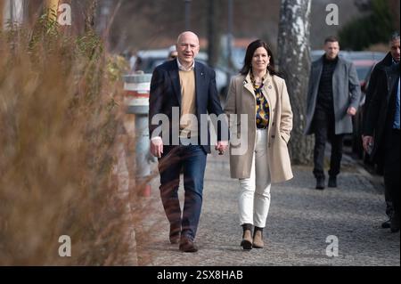 Berlin, Deutschland. Februar 2025. Kai Wegner (CDU), Regierende Bürgermeisterin von Berlin, und Katharina Günther-Wünsch (CDU), Senatorin für Bildung, Jugend und Familie Berlins, kommen zur Stimmabgabe an ihrem Wahlhaus an. Quelle: Christophe Gateau/dpa/Alamy Live News Stockfoto