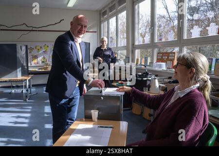 Berlin, Deutschland. Februar 2025. Kai Wegner (CDU, l), Regierender Bürgermeister von Berlin, gibt seine Stimme in seinem Wahlhaus ab. Quelle: Christophe Gateau/dpa/Alamy Live News Stockfoto