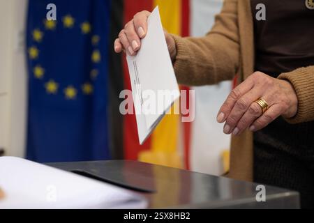 Berlin, Deutschland. Februar 2025. Eine Frau gibt ihre Stimme für die Bundestagswahl in ihrem Wahlhaus ab. Quelle: Christophe Gateau/dpa/Alamy Live News Stockfoto