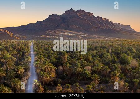 Agdz ist eine marokkanische Stadt in der Region Drâa-Tafilalet im Atlasgebirge mit Blick auf den Berg Jbel Kissane. Stockfoto