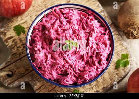 Gemüsesalat aus frisch geriebener Roter Bete, Äpfeln und Sauerrahm, Blick von oben Stockfoto