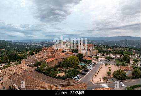 Blick aus der Vogelperspektive auf das charmante Dorf in der Provence, Frankreich Stockfoto