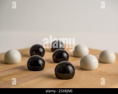 Nahaufnahme der schwarz-weißen Marmorversion des Tic Tac Toe Stockfoto