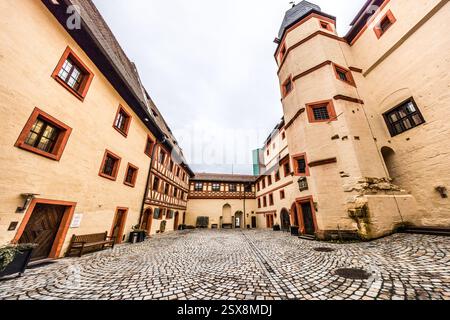 Die Kaiserpfalz in Forchheim zeigt ein historisches Gebäude mit dekorativen Fachwerkelementen und gemeißelten Elementen. Ein Steinrelief und Säulen sind sichtbar. Forchheim, Bayern, Deutschland Stockfoto