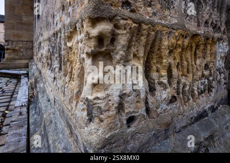 Nahaufnahme der texturierten Steinmauer der St.-Martin-Kirche in Forchheim. Das Mauerwerk zeigt Erosion und Witterungsmuster. St.-Martin-Straße, Forchheim, Bayern, Deutschland Stockfoto