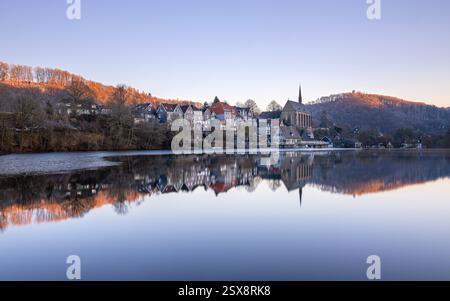 Panoramabild des Beyenburger Sees mit Wasserspiegelung und Herbstfarben, Wuppertal, Bergisches Land, Deutschland Stockfoto