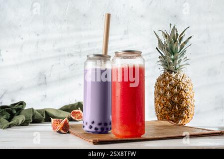 Bubble Tea Drink mit Taro-Geschmack mit Kauperlen und Poppings aus Tapioka und umweltfreundlichem Trinkhalm aus Papier Stockfoto