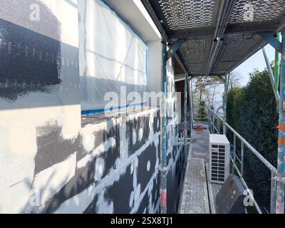 Bauarbeiter bereiten an einem hellen sonnigen Tag ein Zuhause vor Stockfoto