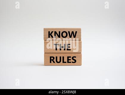 Kennen Sie das Regelsymbol. Holzblöcke mit Worten kennen die Regeln. Schöner weißer Hintergrund. Und kennen Sie das Regelkonzept. Kopierbereich. Stockfoto