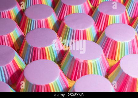 Viele Regenbogenmuffinbecher in Reihen angeordnet Stockfoto