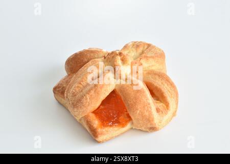Kekse aus Blätterteig mit Füllung. Stockfoto