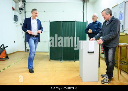 Bornhagen, Deutschland. Februar 2025. Björn Höcke (AfD, l), Vorsitzender der AfD-Fraktion im Thüringer landtag, gibt seine Stimme für die Bundestagswahl in einem Wahlhaus ab. Die Vorwahl zum 21. Deutschen Bundestag findet am Sonntag statt. Quelle: Swen Pförtner/dpa/Alamy Live News Stockfoto