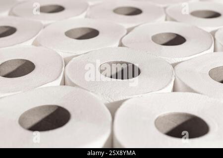Toilettenpapierrollen selektiver Fokus Hintergrund Stockfoto