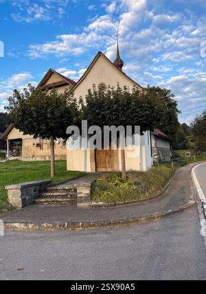 Kleine ländliche Schweizer Kapelle. Schweiz. 2024 iPhone Roadtrip Stockfoto