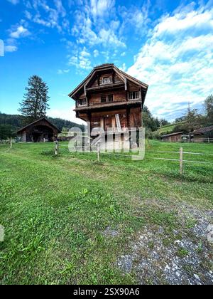 Traditionelles Schweizer Chalet. Schweiz. 2024 iPhone Roadtrip Stockfoto