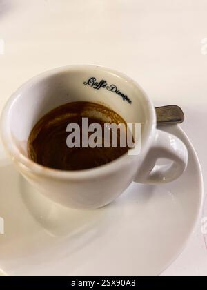 Ein Schuss italienischer Espresso. 2024 iPhone Roadtrip Stockfoto