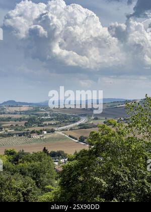 Blick von der Stadtmauer, Gradara Castle. 2024 iPhone Roadtrip Stockfoto