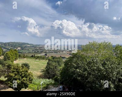 Blick von der Stadtmauer, Gradara Castle. 2024 iPhone Roadtrip Stockfoto