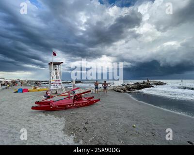 Ein plötzliches Gewitter entwickelt sich über der Adria in Misano, Italien. 2024 iPhone Roadtrip Stockfoto