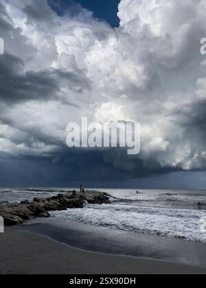 Ein plötzliches Gewitter entwickelt sich über der Adria in Misano, Italien. 2024 iPhone Roadtrip Stockfoto