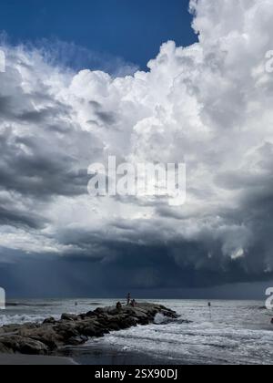 Ein plötzliches Gewitter entwickelt sich über der Adria in Misano, Italien. 2024 iPhone Roadtrip Stockfoto