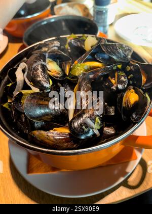 Bar/Restaurant in 't Klein Stadhuis serviert großartige Muscheln vom Grote Market, Ypern, Belgien Stockfoto